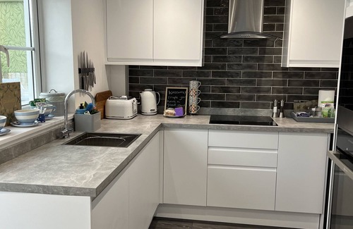 Exmouth House | Boutique coastal townhouse, parking & walking distance to beach, pets welcome