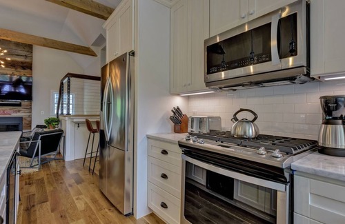 New London House | Boutique Cottage | Patio & Fire Pit | Deck w/View