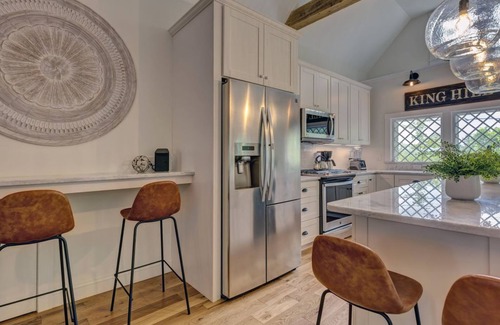 New London House | Boutique Cottage | Patio & Fire Pit | Deck w/View