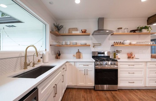 Norcross House | Boutique "Crossing House" in Downtown Norcross with Chef's Kitchen