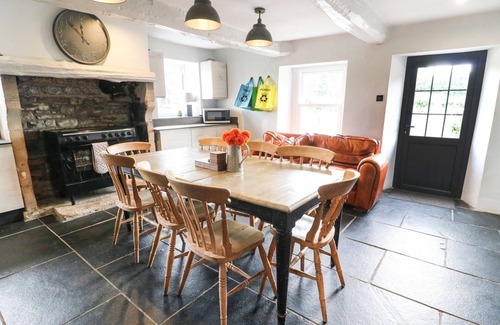 Wennington Cottage | BOX TREE FARM HOUSE, family friendly, with hot tub in Kirkby Lonsdale