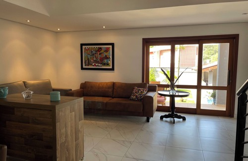 Estancia das Flores House | Casa Condomínio Fechado c/3 Suítes. Relaxe c/a Família Acomodação Tranquila