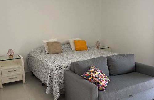 Estancia das Flores House | Casa Condomínio Fechado c/3 Suítes. Relaxe c/a Família Acomodação Tranquila