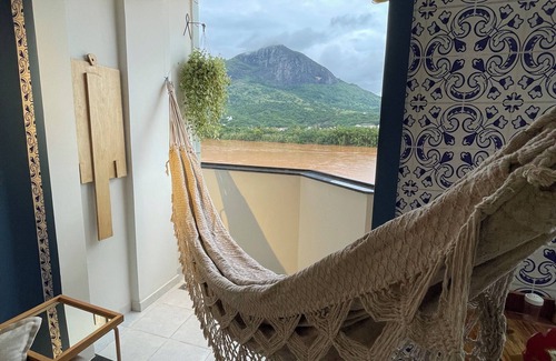 Ilha dos Araujos Apartment | Flat with views of Rio Doce and Pico da Ibituruna, we accept pets.