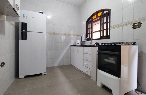 Praia da Enseada House | Joyful house with pool near the beach