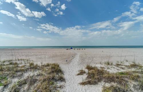 Bradenton Beach House | Bradenton Beach Resort Style Getaway-Walk to Beach
