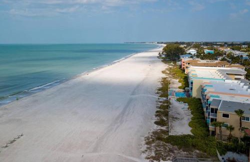 Bradenton Beach House | Bradenton Beach Resort Style Getaway-Walk to Beach