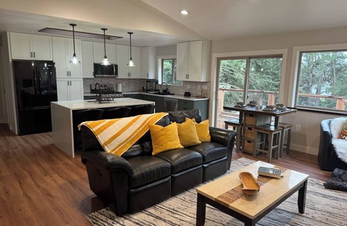 Humboldt Hill House | Brand New 3 Bedroom Pet & Family Friendly