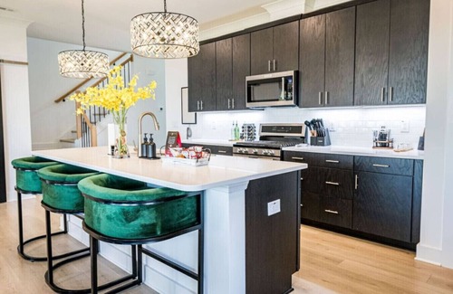 Apex House | Brand New-Downtown Apex-4BD/4BA-Gameroom-2 Kings!