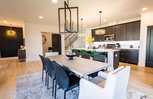 Apex House | Brand New-Downtown Apex-4BD/4BA-Gameroom-2 Kings!