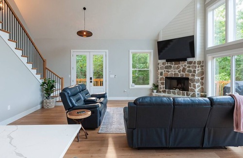 Seneca House | Brand New Keowee Cottage w/Dock!