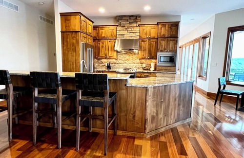 Sunrise Beach House | Brand New Luxurious Cliffside Lodge Overlooking the Lake with Pool & Hot Tub