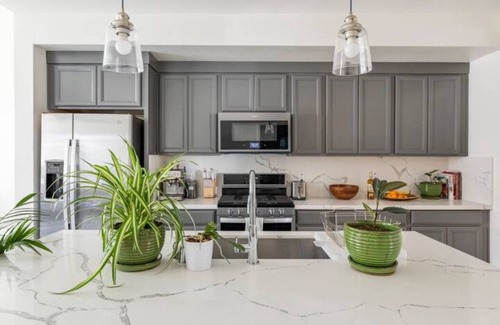 Southwestern Sacramento Condo | Brand New Pet-friendly Condo with AC and WiFi in the Heart of Sacramento