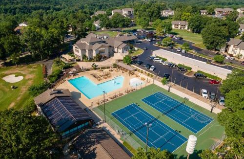 Table Rock Apartment | Branson Retreat, Pools, Hot Tub, Golf, Pickle Ball