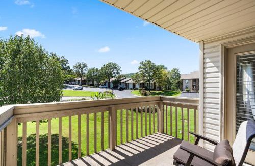 Table Rock Apartment | Branson Retreat, Pools, Hot Tub, Golf, Pickle Ball