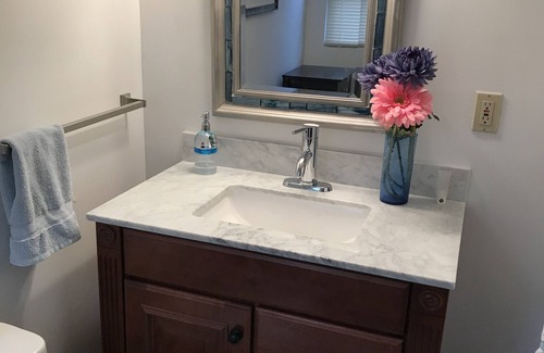 Canton Bed & Breakfast | Breakfast Included in Country Cottage King Suite