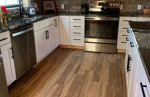 Rock Harbor Cabin | Breathtaking 4 BDR Mountain Lake Retreat