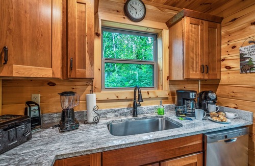 Gatlinburg - Pigeon Forge Cabin | Breathtaking VIEWS Mountain Retreat -Pools-HotTub-DOGS-Pickleball-Baseball