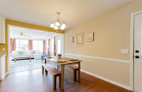 Hopkins House | Breeze on Inn- Mins to Ft Jackson