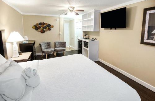 Litchfield by the Sea Apartment | Breezes and Waves Resort View King Room, 1st Flr