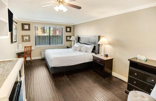 Litchfield by the Sea Apartment | Breezes and Waves Resort View King Room, 1st Flr