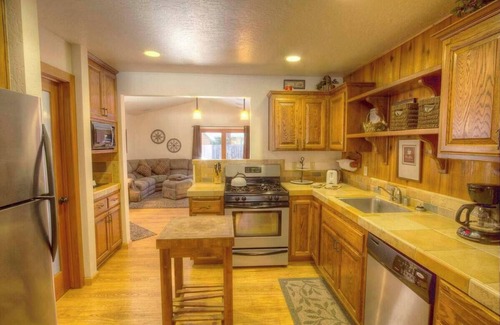 Bijou Pines House | Breezy Pines Cabin - Adorable Cabin!