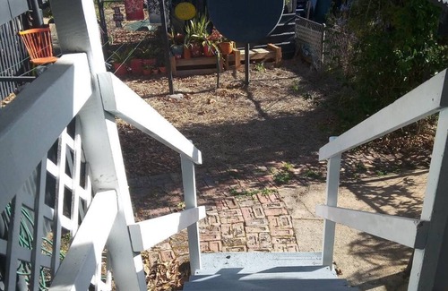 Mount Garnet House | Breezy, spacious retreat in rural west town