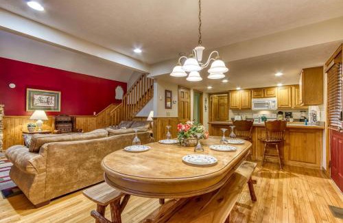 Pigeon Forge House | Brentwood, Resort Pool, FREE Attraction tickets, Near Parkway, Hot Tub, Arcade Game, WIFI!