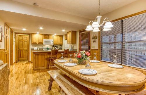 Pigeon Forge House | Brentwood, Resort Pool, FREE Attraction tickets, Near Parkway, Hot Tub, Arcade Game, WIFI!