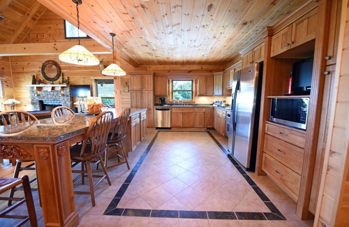 Ducktown Cabin | Brew with a View-Hot Tub-3br/3ba sleeps 8, game room, firepit