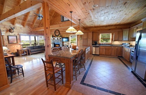 Ducktown Cabin | Brew with a View-Hot Tub-3br/3ba sleeps 8, game room, firepit