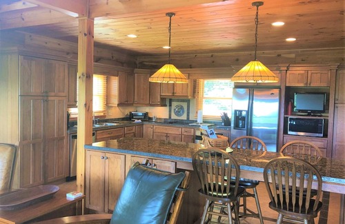 Ducktown Cabin | Brew with a View-Hot Tub-3br/3ba sleeps 8, game room, firepit