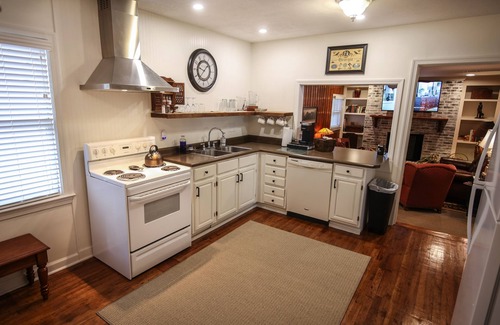 Toccoa House | Brick House Cottage at entrance to Toccoa Falls College & Stephens Co. Hospital