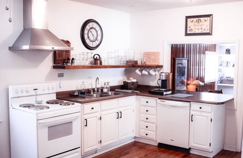 Toccoa House | Brick House Cottage at entrance to Toccoa Falls College & Stephens Co. Hospital