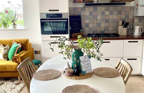 Whitechapel Apartment | Brick Lane Family Friendly Home - Zone 1