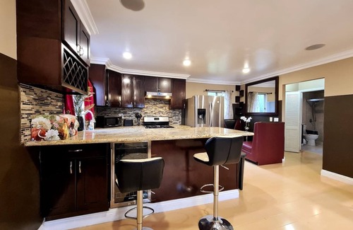 Beverly Hills Apartment | Bright 1BR Apt Near Beverly Hills Sleeps 4+Parking. A+ area Close to attractions