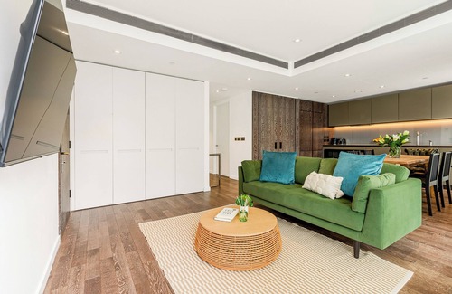 Queenstown Apartment | Bright 2 BDR Apt w/Balcony in luxury building