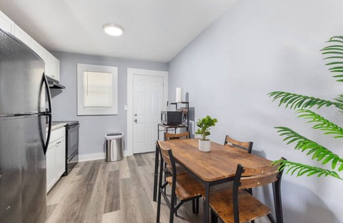 Columbus Apartment | Bright 2BR Retreat I Free Parking