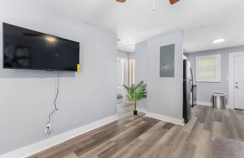 Columbus Apartment | Bright 2BR Retreat I Free Parking