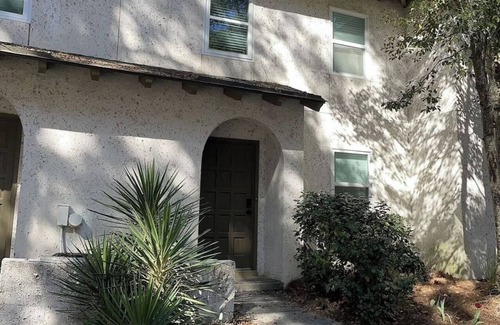 Palmetto Dunes Cottage | Bright 2BR Townhome Pool & Beach Minutes Away