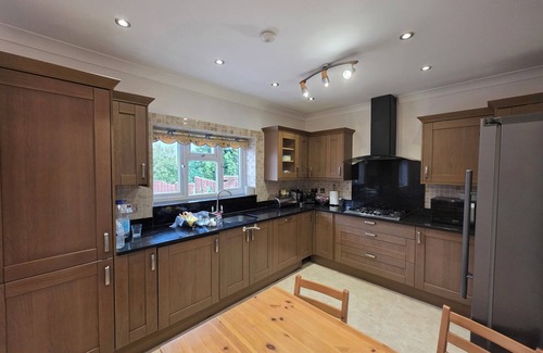 Barkingside Apartment | Bright 3BD Family Home with Garden, Barkingside