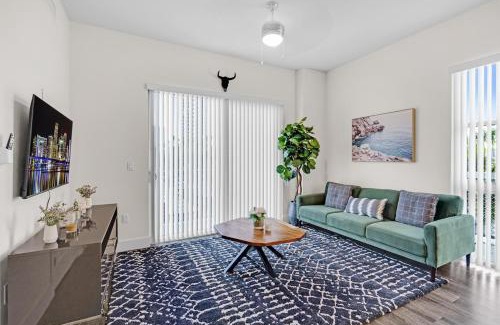 Midtown Apartment | Bright and Airy 2 Bed on Biscayne Blvd with Free Park