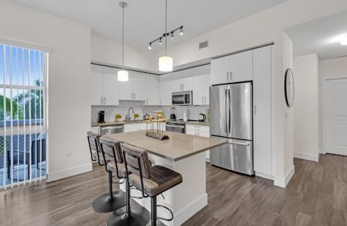 Midtown Apartment | Bright and Airy 2 Bed on Biscayne Blvd with Free Park