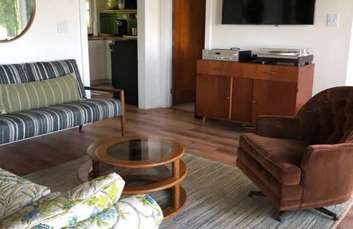 Hingham Cottage | Bright and Cheerful Lake Front Beach Cottage