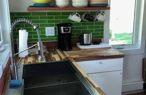 Hingham Cottage | Bright and Cheerful Lake Front Beach Cottage