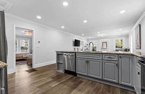 Villa Heights Cottage | Bright and Modern Close to Everything