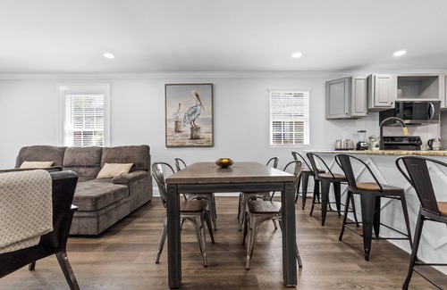 Villa Heights Cottage | Bright and Modern Close to Everything