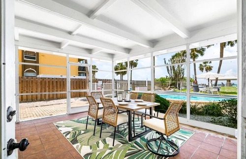 Longboat Key Villa | Bright and Sunny Oceanfront Villa With Pool + Lanai | Hosts 6