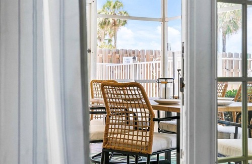 Longboat Key Villa | Bright and Sunny Oceanfront Villa With Pool + Lanai | Hosts 6