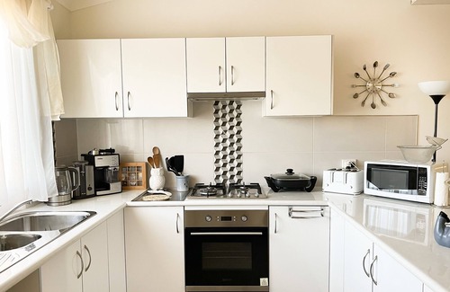 Kelmscott House | Bright & Beautiful Home on the Hills!